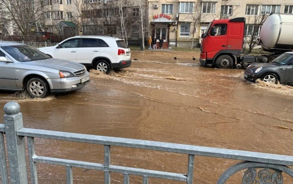 У Києві відновили рух вулицею, затопленою через прорив труби