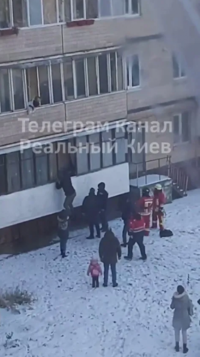 У Києві чоловік погрожував викинути з балкона дитину (ВІДЕО) фото 2 1