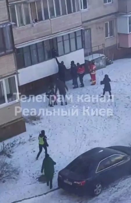 У Києві чоловік погрожував викинути з балкона дитину (ВІДЕО) фото 1
