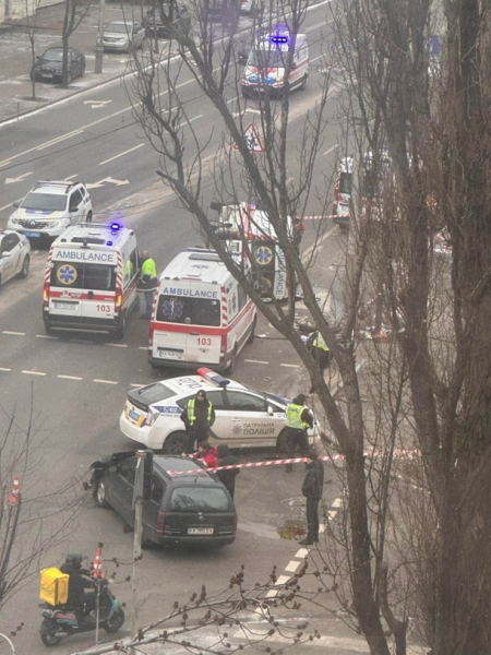 У Києві перекинулося авто швидкої допомоги, постраждав водій