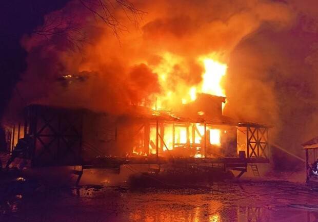 У київському Гідропарку спалахнула масштабна пожежа. 