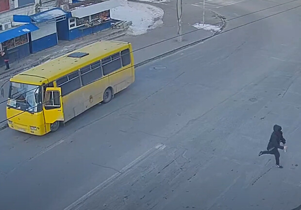 У Києві пасажир напав з ножем на маршрутника та вкрав його виторг