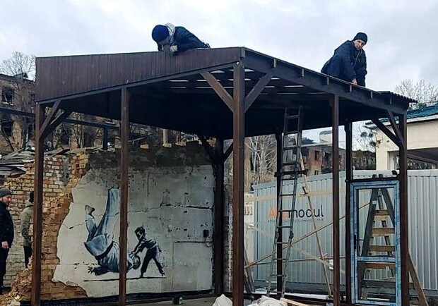 Графіті Бенксі у Бородянці захистили склом та взяли під охорону. 