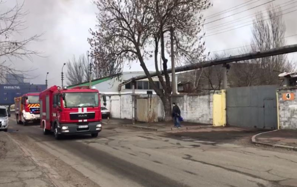 Масштабна пожежа на складі в Києві погашена