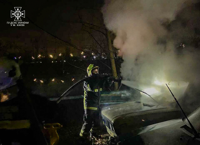 В Оболонському районі столиці на території комунального підприємства "Плесо" згоріли приватні автомобілі.