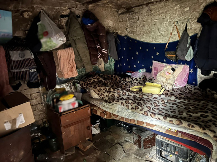Мати з немовлям жили в покинутій землянці. Фото: Поліція Києва