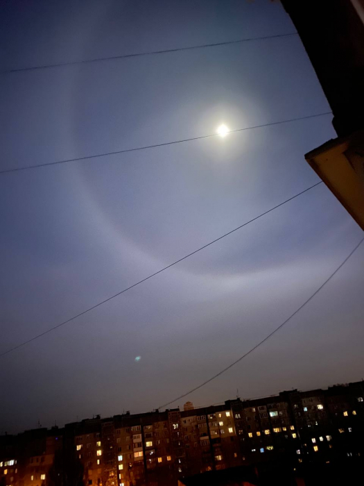 Місячне гало над Києвом. Фото: соцмережі