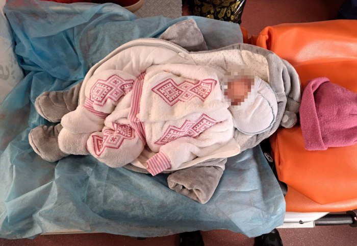 У київській квартирі-звалищі виявили немовля. Фото: Поліція Києва