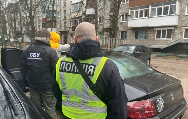 Правоохоронці викрили аферистів, які пропонували українцям "евакуацію"