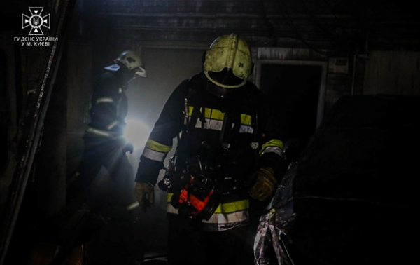 Рятувальники загасили пожежу на СТО у Києві