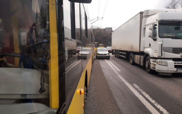 У Києві таксі в'їхало у тролейбус