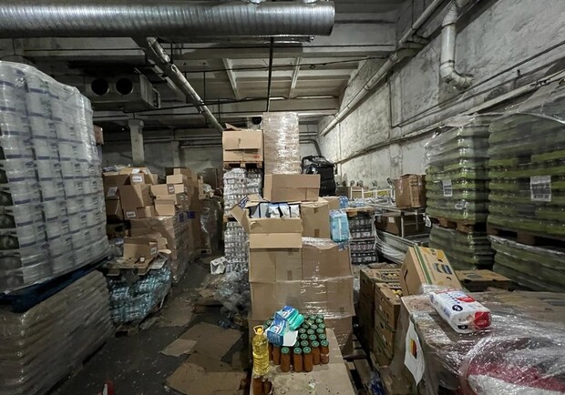 У Києві на складі знайшли 350 тонн гуманітарної допомоги, яка лежала без діла і навіть почала псуватися. 