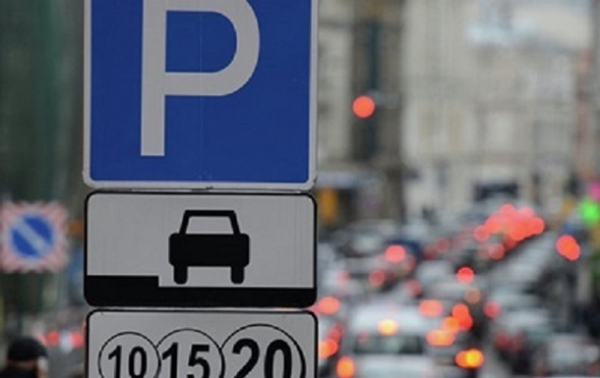 У Києві тимчасово дозволили безкоштовне паркування авто – КМДА