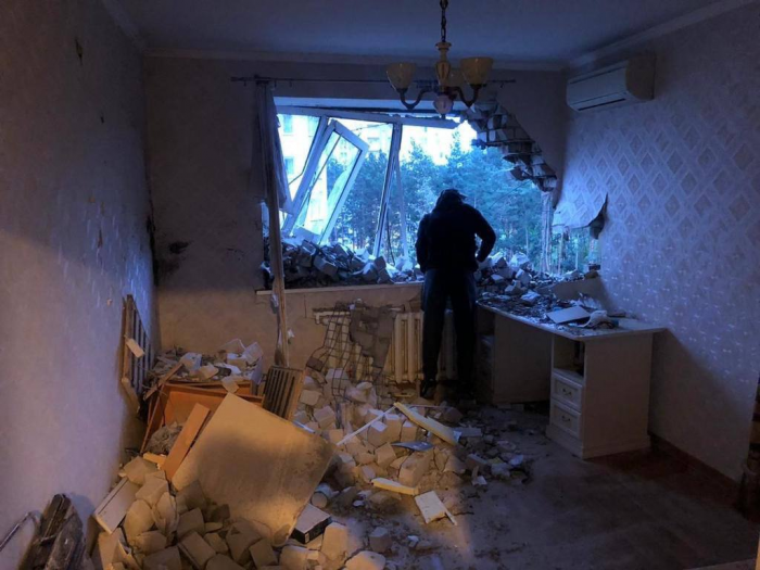 Пошкоджений уламком ракети будинок у місті Українка Київської області.