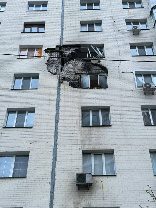 Пошкоджений уламком ракети будинок у місті Українка Київської області.