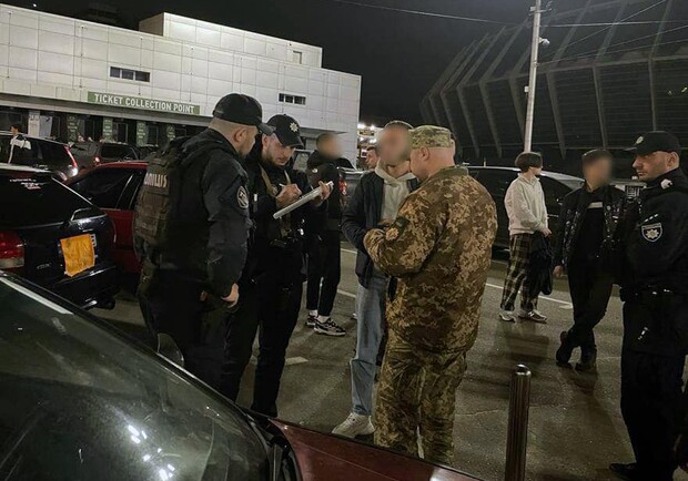 Представники військкомату вручали повістки чоловікам біля метро "Палац Спорту". 