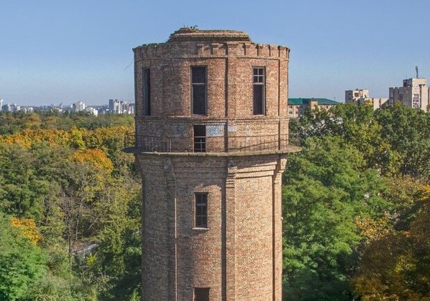Біля Голосіївської вежі у Києві помітили будівельників. 
