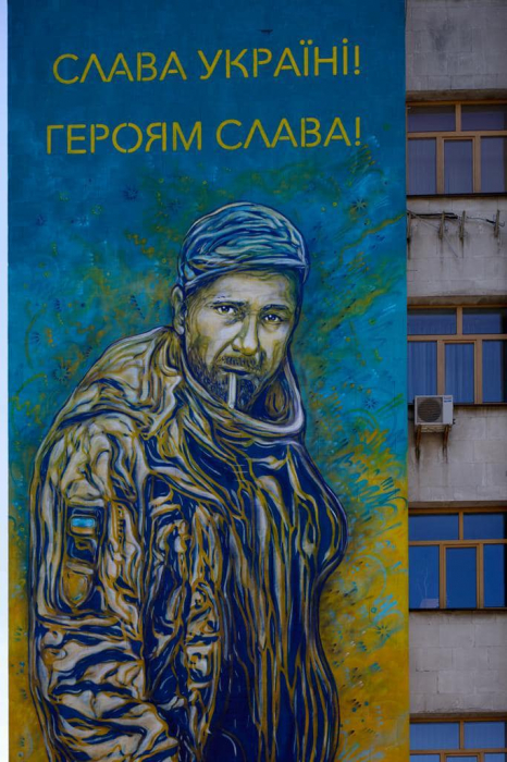 У центрі Києва з’явився мурал із написом "Слава Україні. Героям Слава".