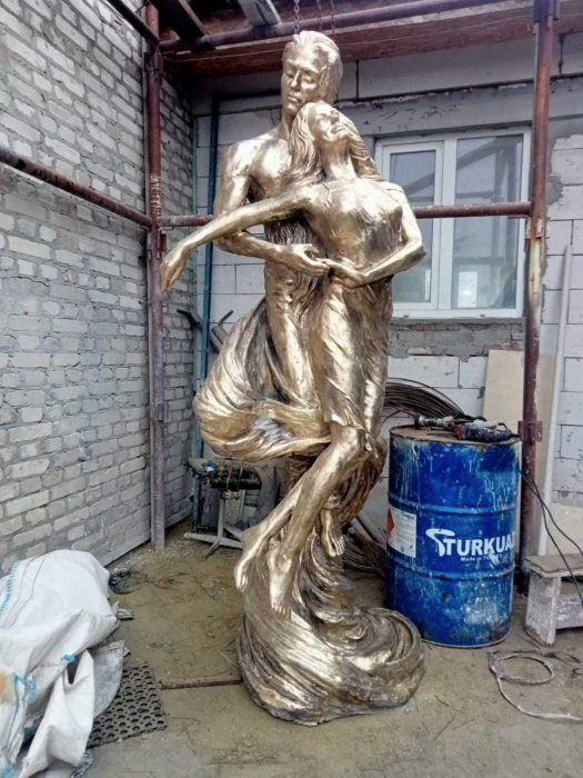 Готова до встановлення скульптура.