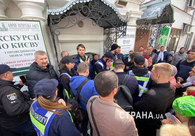 У Києво-Печерській лаврі віруючі УПЦ блокували роботу комісії Мінкульту. 