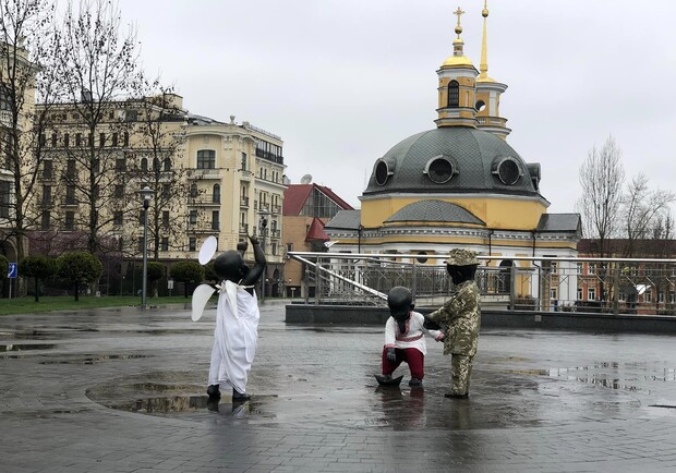 В Києві скульптури малюків-засновників перевдягли до Великодня: фото. 