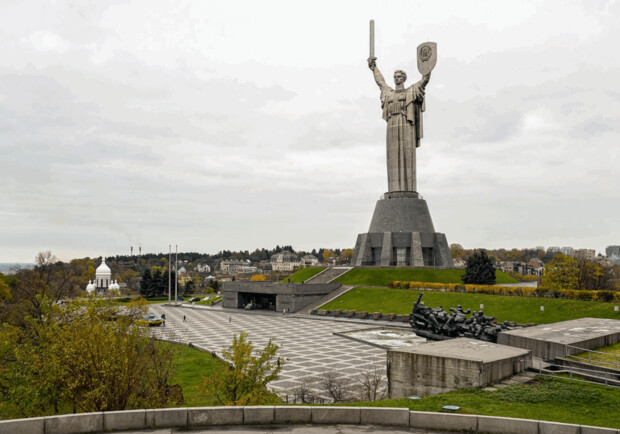 На скульптурі "Батьківщини-Матері" у Києві замінять герб СРСР українською. 