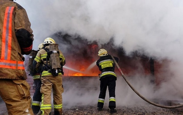 У Києві через падіння уламків виникла пожежа