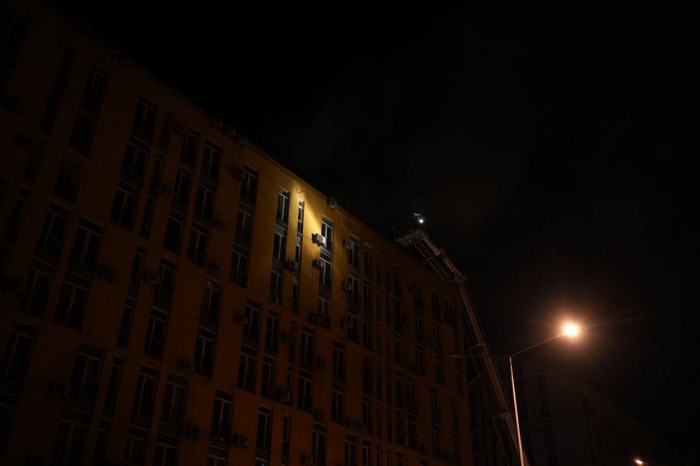 Рятувальники показали наслідки нічної атаки на Київ.