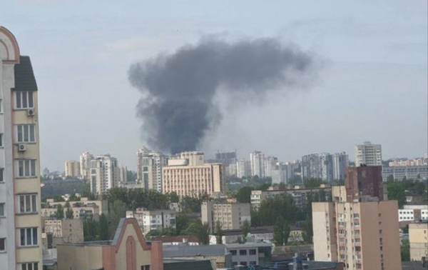 У Києві масштабна пожежа: горить новобудова