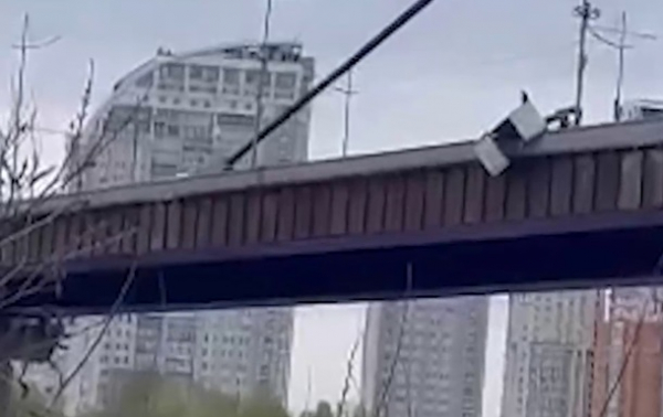 У Києві водій скинув залізний гараж в Дніпро