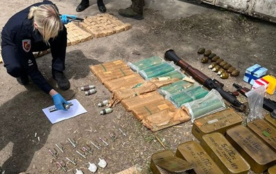 У гаражі мешканця Києва виявили арсенал зброї