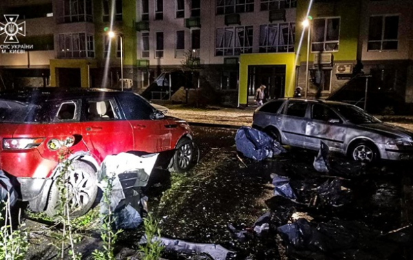 Уламки дронів упали в трьох районах Києва