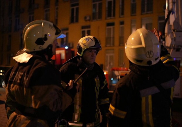 Рятувальники показали наслідки нічної атаки на Київ. 