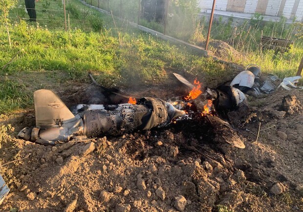 З'явилися фото та відео збитих російських ракет, які сьогодні летіли на Київ. 