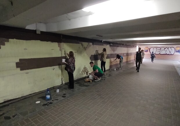 Мешканці Києва самі перефарбували підземний перехід до іншого кольору. 