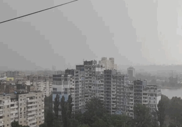 У Києві - сильна гроза та злива. 