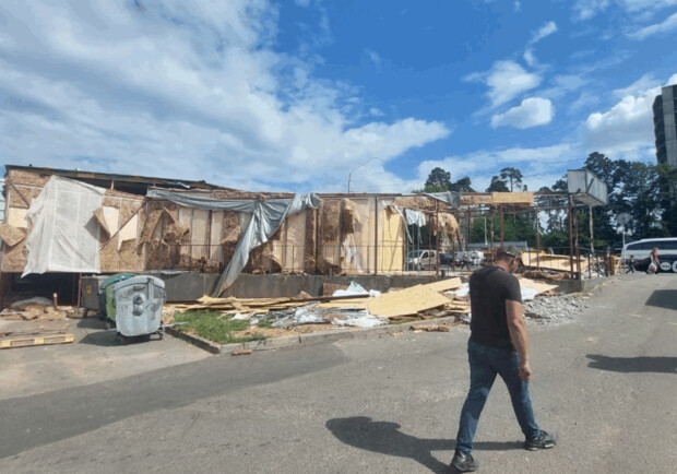 Біля метро "Житомирська" масово зносять торгові кіоски &ndash; фото. 