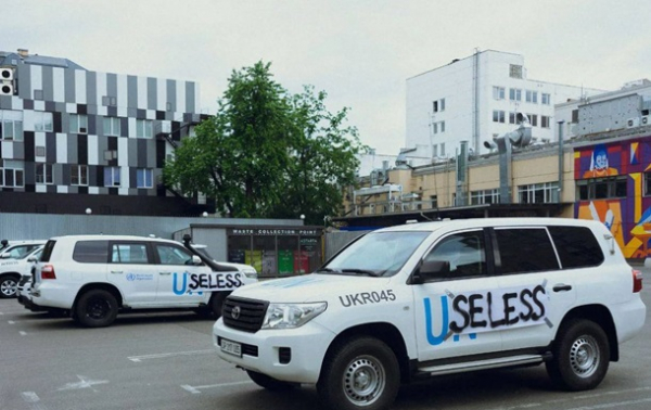 "Непотрібні": у Києві "прикрасили" автомобілі ООН