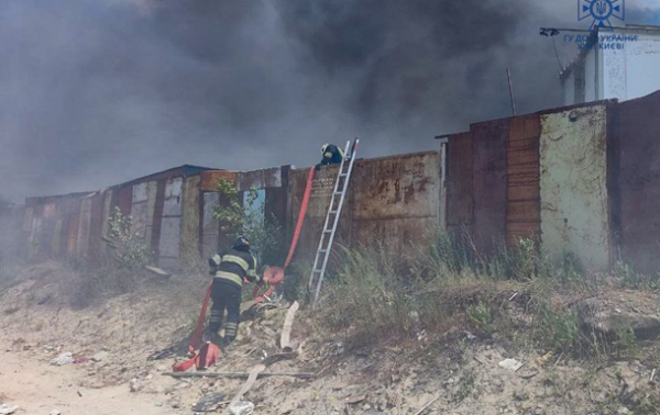 У Києві загорілися одразу 12 гаражів