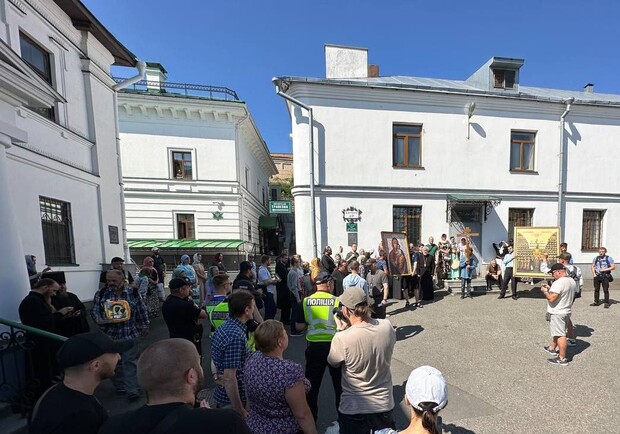 У Лавру в Києві знову прибула комісія Мінкульту, але віруючі не дали опечатати корпуси - відео. 