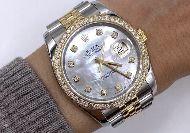 Мерія Києва вирішила закупити швейцарський годинник із рубінами на більш ніж 5 млн грн. 