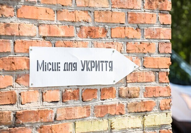 У Києві зняли з обліку і прибрали з карти близько тисячі укриттів, влада терміново шукає нові. 