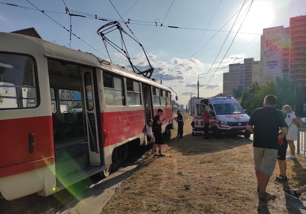 На вулиці Ахматова трамвай зійшов із рейок. 
