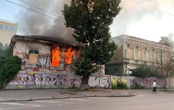 У Києві на Подолі підпалили пам’ятку архітектури