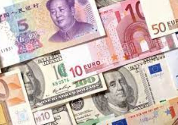 Курс валют в Україні 12 серпня 2023 року: скільки коштує долар і євро. 