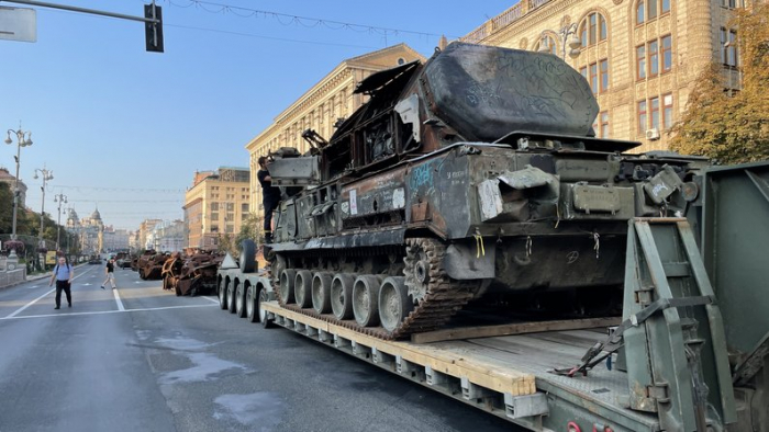 На Хрещатику виставили знищену російську техніку - фото: Нікіта Галка