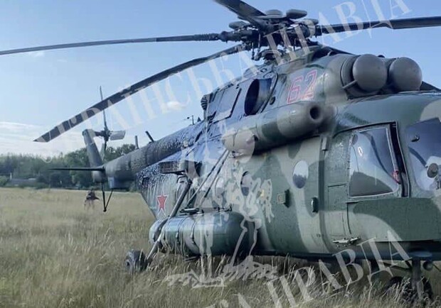 Російський вертоліт Мі-8 з пілотом виманили та приземлили в Україні - 