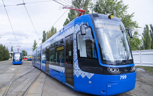 У Києві з рейок зійшов вагон трамваю: є постраждалі 