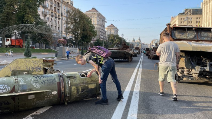 На Хрещатику виставили знищену російську техніку - фото: Нікіта Галка
