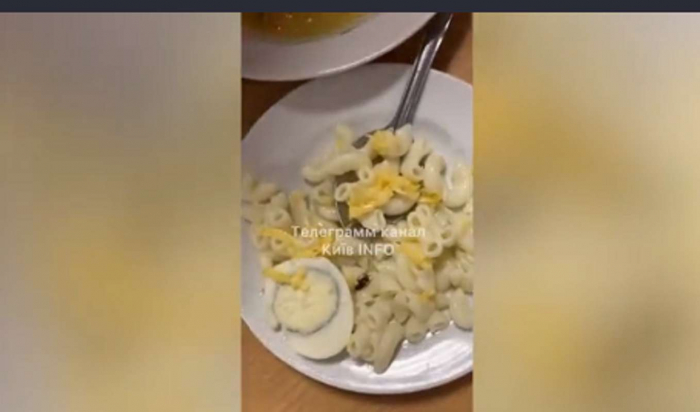 У тарілці з макаронами в одній із шкіл Києва знайшли таргана та спалахнув скандал фото 1